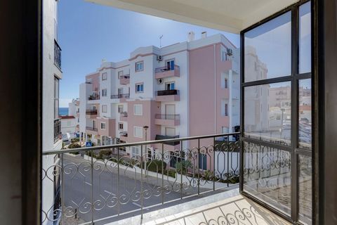 Cet excellent appartement de 2 chambres est situé au deuxième étage, sans ascenseur, et représente une grande opportunité pour ceux qui veulent vivre dans le centre de Praia da Luz, à seulement 1 minute de la plage. Dès l’entrée, il y a un hall spaci...