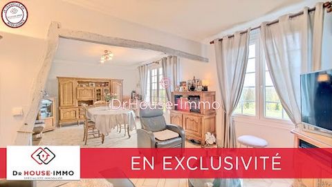 'We used to go to the seaside, with my father, my sister, my mother... ' Charming 5 bedroom house in Meung sur Loire with garden. A few steps from the city center, come and discover this traditionally built mason's house. Entrance, living room with a...