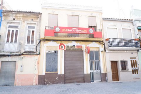 Typisches Haus von Cabanyal zu renovieren, blickt auf zwei Straßen. Investitionsmöglichkeit. Das Erdgeschoss hat 144m2 (offen), und der erste Stock hat 56m2 gebaut. Das alte FallasGebäude wird renoviert, um es in ein (oder mehrere) Häuser umzuwandeln...