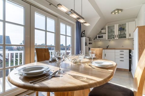 Beleef een onvergetelijke vakantie aan de Noordzee in dit liefdevol en smaakvol ingerichte 4-sterren maisonnette-appartement op de bovenste verdieping van een charmant huis in St. Peter-Ording. Uw accommodatie strekt zich uit over twee verdiepingen e...