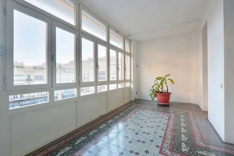 STATELY HOME IN AN OLD AÑO1900 BUILDING, PRESERVING ARCHITECTURAL ELEMENTS OF BARCELONA'S HISTORIC CLASSICISM IN THE HEART OF BARCELONA'S QUADRAT D'OR, LOCATED ON PROVENÇA STREET NEXT TO DIAGONAL AVENUE. PROPERTY SURROUNDED BY ALL THE SERVICES AND SH...