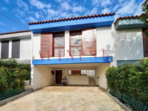 VERFÜGBAR ab 01 Februar 2025 - LAUFENDE BESICHTIGUNGEN Dieses Haus ist Teil einer homogenen Reihe von Villen, die in den 80er Jahren von einem talentierten Architekten aus Cascais entworfen wurden. Alle Häuser in diesem Komplex behalten die ursprüngl...