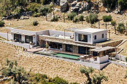 Située sur une colline près de Poros, au sud de Lefkas, cette maison de quatre chambres sur deux niveaux orientée au sud offre des vues à couper le souffle. La villa de 190 m² est conçue pour s'adapter à la pente naturelle, avec une esthétique modern...