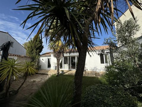 Im Herzen der Stadtmauern von Saint Martin de Ré befindet sich ein einstöckiges Dorfhaus mit einem schönen hellen Wohnzimmer mit Kamin und Blick auf einen angenehmen Südgarten, 3 Schlafzimmer, 3 Bäder, Fahrradgarage... Alles in einem guten Zustand de...