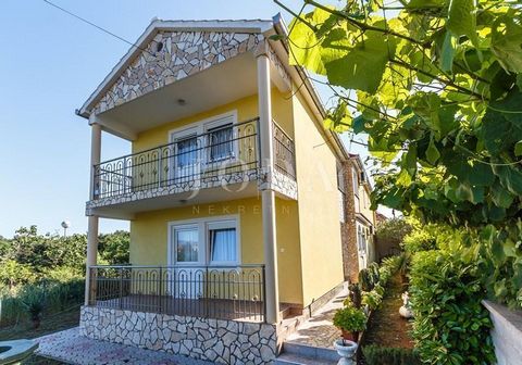 Location: Primorsko-goranska županija, Dobrinj, Šilo. Detached house with 240 sqm living space. House consists of a groundfloor and first floor. On the groundfloor there are two apartments. One has two bedrooms, living room, kitchen with dining area,...