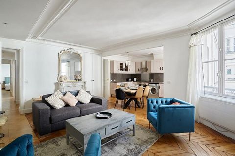 Sublime appartement, au 3ème étage avec ascenseur, situé dans un quartier somptueux de la rue du Faubourg Saint Honoré. A quelques pas de la Place de la Concorde et à 4 minutes à pied des Champs Elysées, vous pourrez flâner au Jardin des Tuileries, v...