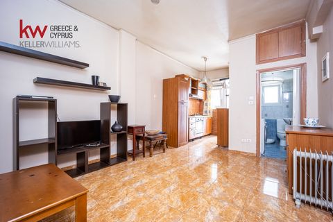 Se vende un increíble apartamento en planta baja elevada de 48 metros cuadrados construido en 1987. Ha habido una renovación en el piso y un cambio en la plomería y la electricidad, ventanas de aluminio y puerta de seguridad. Está en un lugar estupen...