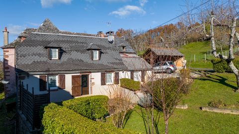 Sector Villecomtal, karakteristiek stenen huis van circa 70 m², gebouwd op een perceel van circa 410 m². Dit huis is gelegen in een rustig gehucht, op 7 minuten van Villecomtal, waar alle nodige voorzieningen aanwezig zijn (dokter, apotheek, slager, ...