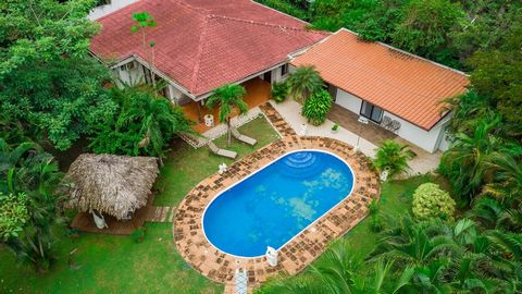 This charming property in Villarreal, near Playa Tamarindo, offers a quiet and safe space in a private residence of only six houses, with no condominium fees. The 2000 m² lot is fully fenced and has an access gate for privacy. The main house of 200 m...