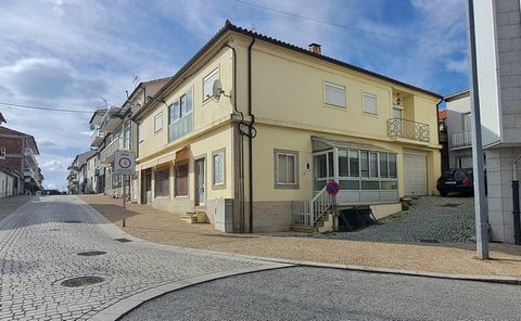 Villa mit 5 Schlafzimmern, mit Garage und Garten in Miranda do Douro. Anwesen in der Rua 25 de Abril, neben dem städtischen Markt und in der Nähe von Handel und Dienstleistungen. Es besteht aus 2 Etagen, Keller für Keller, Garage, Garten, Abstellraum...