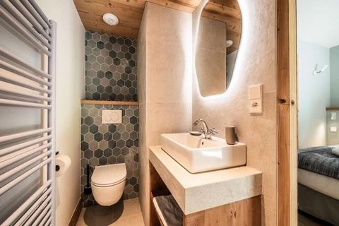 La propriété, avec son aménagement spacieux, peut accueillir confortablement jusqu'à 6 personnes. Cet appartement de 74 m² comprend trois chambres bien aménagées, dont une avec salle de douche attenante, et deux salles de bains supplémentaires. La pi...