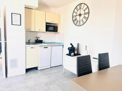 Vendesi un duplex nel centro di Cannes con vista mare. L'appartamento si trova all'ultimo piano di un bellissimo residence con piscina, a solo un minuto dalla spiaggia. Infrastrutture sviluppate nelle vicinanze: negozio di alimentari, caffè, ristoran...