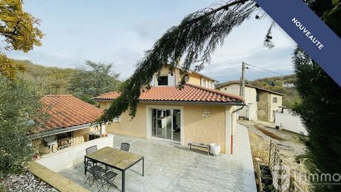 6 km de Mornant, Maison à vendre – 69700 Chassagny Un cadre de vie paisible, un endroit familial en pleine nature ! Vous recherchez un endroit calme où vous pouvez vous ressourcer. Cette maison d'environ 140 m², située dans un hameau charmant, vous o...