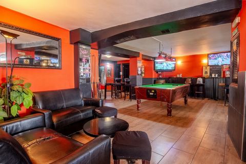 Un bar deportivo bien establecido en Javea está ahora disponible para su compra en pleno dominio. Este local ofrece un interior espacioso, unos gastos generales mínimos y una alta rentabilidad, junto con ocho pantallas de televisión, una mesa de bill...