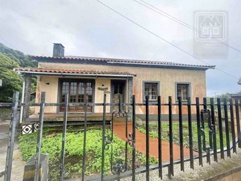 Maison individuelle, type T3, composée de 2 étages, avec jardin et grande cour arrière, située dans la paroisse de Terra Chã, municipalité d'Angra do Heroísmo, île de Terceira, Açores. Il est situé à environ 3 kms (+/- 6 minutes en voiture) de la vil...