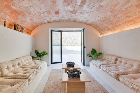 BARNES presenta esta casa de piedra construida a finales del siglo XVI perfectamente restaurada manteniendo la piedra original, convirtiéndose en una joya arquitectónica que combina el encanto rústico con las comodidades modernas, ofreciendo un refug...