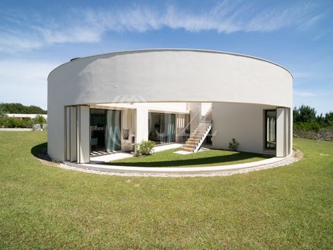 3-bedroom villa with 260 sqm (gross construction area), with private garden and swimming pool, set in a plot of land with 925 sqm, in the Bom Sucesso Resort development, in Óbidos. The design by architects Graça Dias and Egas Vieira stands out for be...