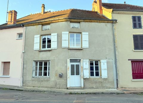 LA CLAYETTE PROCHE - SAINT CHRISTOPHE EN BRIONNAIS - je suis une maison de village, j'ai une cuisine ouverte sur la pièce de vie, une chaufferie, cave au RDC, trois chambres, salle de bain à l'étage, prévoir une mise au gout du jour, tout à l'égout, ...