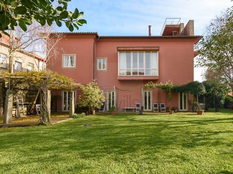 4-bedroom villa at Rua Alto de Vila, with 3 floors and parking space for 3/4 cars. The house, with a beautiful façade and typical details of this area, has a gross construction area of 557.00 sqm and a total plot area of sqm. The social and private s...