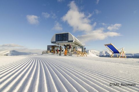 Welkom in de Naturchalets Turracher Höhe, waar alpine charme en modern comfort samenkomen. Het indrukwekkende massief houten chalet biedt een luxe toevluchtsoord voor maximaal 8 personen op 135 m² en drie uitnodigende verdiepingen. De Turracher Höhe ...