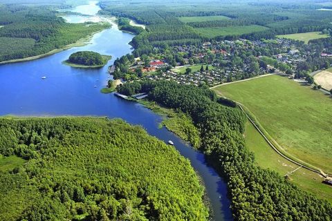 ¡Niños bienvenidos! Parque de vacaciones ideal para familias en medio del encantador paisaje de bosques y lagos de la región de los lagos de Mecklemburgo, directamente en el lago Granzower, a medio camino entre Berlín y el mar Báltico. El lago está c...