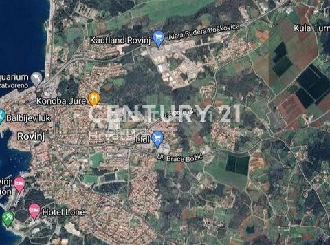 ROVINJ, BUSINESS ZONE, GROND VOOR COMMERCIËLE DOELEINDEN Een groot stuk grond in de bedrijvenzone in Rovinj staat te koop, ideaal voor een winkelcentrum. Alle infrastructuur is op peil, wegen en logistiek zijn voorzien. Voor alle vragen, bel ...