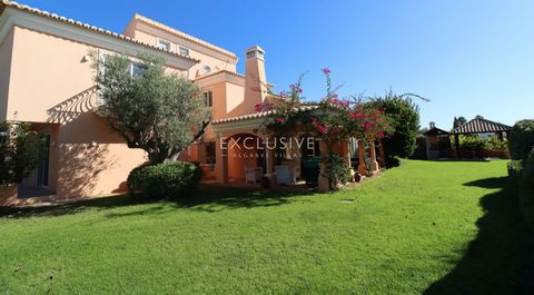 Diese traditionelle, gut gebaute Immobilie befindet sich in einer ruhigen Urbanisation in Strandnähe in Porches, Algarve. Die Villa besteht aus drei Etagen. Im Erdgeschoss führt Sie der Eingang in eine geräumige, voll ausgestattete Küche mit Mittelin...