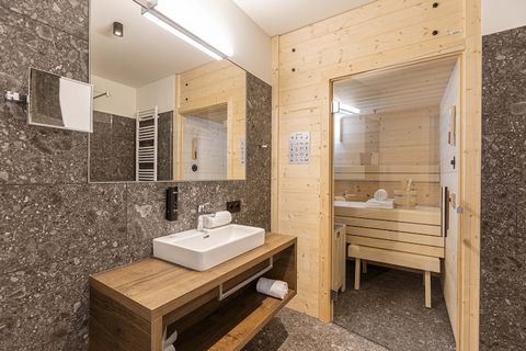 De Lodge biedt 50 m² ruimte voor maximaal 4 personen. Het beschikt over 2 slaapkamers: een met een tweepersoonsbed en de andere met een stapelbed. De Lodge heeft 1 badkamer met een douche en een apart toilet. De volledig uitgeruste keuken nodigt u ui...