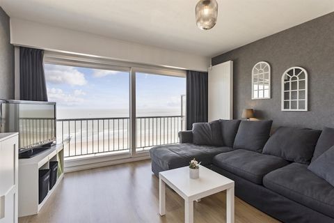 Dieses wunderschön renovierte Studio im modernen Industriestil bietet einen stilvollen und komfortablen Rückzugsort mit atemberaubender Aussicht auf den Strand und das Meer von Blankenberge. Das Studio verfügt über einen gemütlichen Schlafbereich mit...