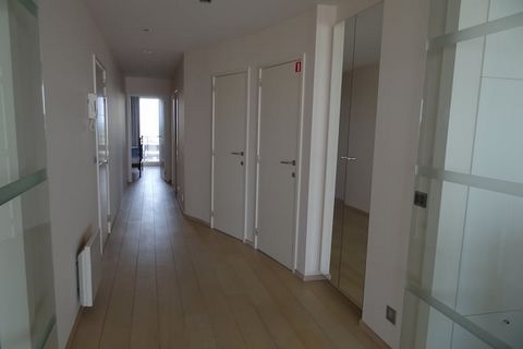 Ruim appartement met 3 slaapkamers gelegen aan de zeedijk. Dit prachtige appartement ligt in het serene kustplaatsje Nieuwpoort en biedt de perfecte mix van comfort, gemak en adembenemende vergezichten. Gelegen op slechts een steenworp afstand van de...