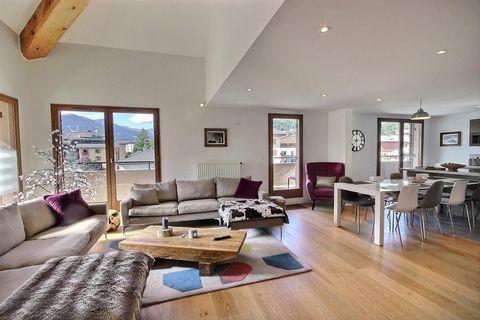 En el centro de Bourg St Maurice, en el último piso de una residencia segura con ascensor, magnífico apartamento dúplex de 5 habitaciones con vistas panorámicas y 4 orientaciones. Consta de: en el 1er nivel: una gran cocina con chimenea orientada al ...