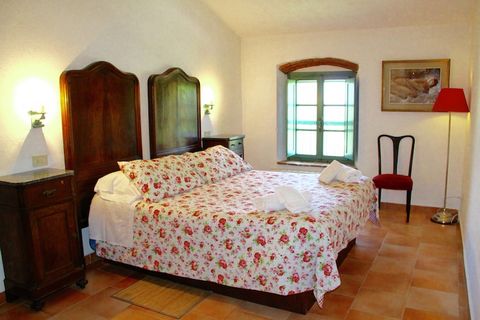 Este apartamento en Collesalvetti en la provincia de Livorno está ubicado en una casa de campo renovada en 1998 dentro de una granja orgánica. Es especialmente adecuado para familias, o incluso dos parejas, que buscan la relajación de la campiña tosc...