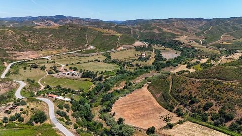 Ausgezeichnete Investitionsmöglichkeit! Dieses rustikale Grundstück mit einer Fläche von 4,57 Hektar befindet sich nur 2500 Meter vom atemberaubenden Odelouca-Staudamm entfernt, in der malerischen Region Monchique. Der Zugang zum Grundstück erfolgt ü...