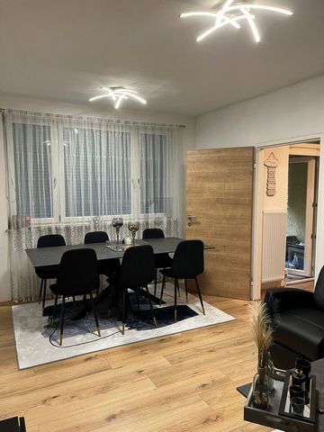 Met genoegen bieden wij u een prachtige kans om een onlangs gerenoveerd driekamerappartement direct aan het oude Lehner Stadion te kopen. Dit aantrekkelijke appartement biedt niet alleen een toplocatie, maar ook een verscheidenheid aan voorzieningen ...