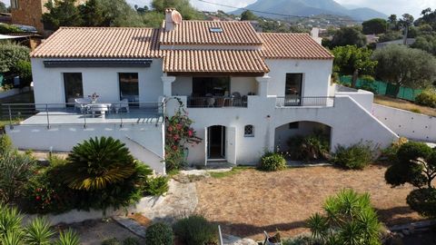 Belle maison avec piscine sur beau terrain arboré