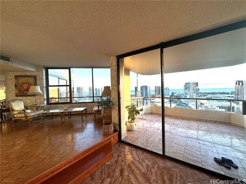 High-Floor Corner Unit with Stunning Views at one of Honolulu's best locations! Enjoy panoramic views of the Pacific Ocean, State Capitol, Thomas Square Park, McKinley High School, Honolulu Museum of Art, Ward Village, and the mountains from this pri...