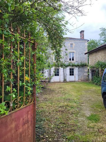 Ancienne auberge : 80 m² habitables + 120 m² à rénover, grange de 130 m² et terrain clos