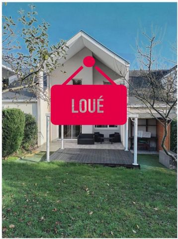 Maison en Location meublée sur le quartier Lac de Maine secteur Mollière Cette maison comprend au RDC, une entrée avec placard, un salon/salle à manger, une cuisine équipée (gazinière, lave vaisselle, réfrigérateur/congélateur, ...), wc, garage. A l'...