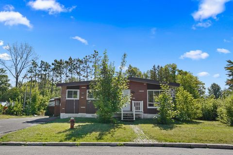 Plain-pied lumineux avec potentiel incroyable ! Située dans un secteur paisible et recherché de Saint-François (Laval), cette maison unifamiliale isolée repose sur un terrain de 6 380 pi² et offre un vaste potentiel pour une famille ou un investisseu...