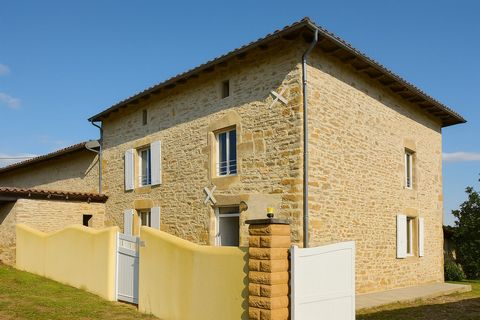Nieuil - Maison en pierre rénovée avec jardin privé, piscine et garage