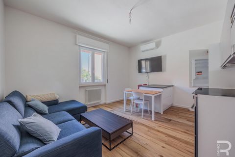 Denna vackra trerumslägenhet totalrenoverad nyligen, belägen på bottenvåningen i en charmig villa med endast 5 enheter, kommer inte att misslyckas med att förvåna. Fastigheten byggdes 1975 och renoverades 2023 med högkvalitativa material och noggrann...