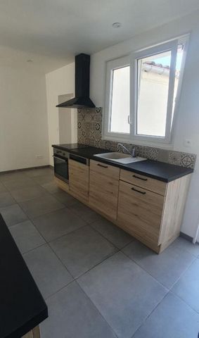 Dans le quartier prisé de Chante Alouette, très jolie maison intégralement rénovée, comprenant une pièce de vie, une cuisine aménagée et équipée, une chambre , un bureau ou deuxième chambre, une salle d'eau et un WC indépendant. Le plus de la maison:...