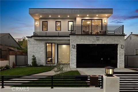 Situé au sud du boulevard dans l’une des rues les plus recherchées de Sherman Oaks, ce domaine fermé nouvellement construit propose une maison principale de 5 chambres et 6 salles de bain et une ADU à 1 chambre et 1 salle de bain. Conçu pour la vie m...