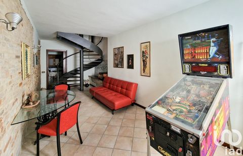 Affascinante Casa Cielo-Terra nel Cuore del Centro Storico di Corridonia ' Vista Fino al Mare Nel suggestivo centro storico di Corridonia, proponiamo in vendita una caratteristica casa cielo-terra, recentemente oggetto di una ristrutturazione struttu...