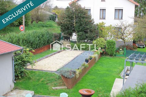 Maison de 145 m² avec garage et terrain constructible.