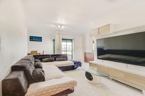 Nous vous présentons cet appartement T3, conçu pour ceux qui apprécient le confort, lespace et la luminosité. Il dispose de trois chambres, dont une suite, dune cuisine spacieuse et lumineuse avec cellier, et dun grand séjour avec cheminée, idéal pou...