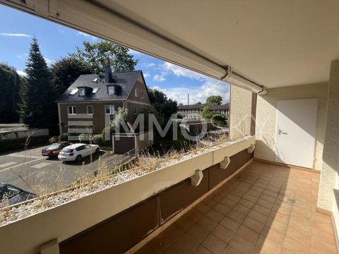 A vendre est un charmant appartement de 3 pièces inondé de lumière au premier étage d’un immeuble bien entretenu de 1980. Le bâtiment impressionne par sa construction solide, son architecture intemporelle et son emplacement calme dans un cul-de-sac, ...