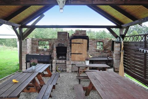 Mały rodzinny kompleks z tylko trzema domkami wakacyjnymi bezpośrednio nad jeziorem Ostrowo, na skraju małej wioski Troszyn na wyspie Wolin. Jezioro jest szczególnie bogate w ryby i jest idealne na długie dni wędkowania. Łódka wiosłowa, kajak i rower...