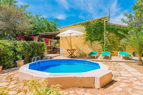 Situé à Muro, un endroit calme et paisible, cette villa avec jardin privé et piscine offre un hébergement de 4 à 6 personnes. Bonne soirée avec votre famille dans le jardin, peut-être prendre un verre sous le parasol de la terrasse de bronzage près d...