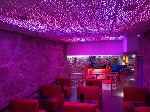 Acheter Restaurant / Bar au coeur du centre-ville de Porto. 4 niveaux : Sous-sol avec économisme et coffre-fort, salles de bains et casiers pour le personnel RDC : espace DJ et bar, salle de bain pour handicapés 1er étage : coin table 2ème étage : cu...